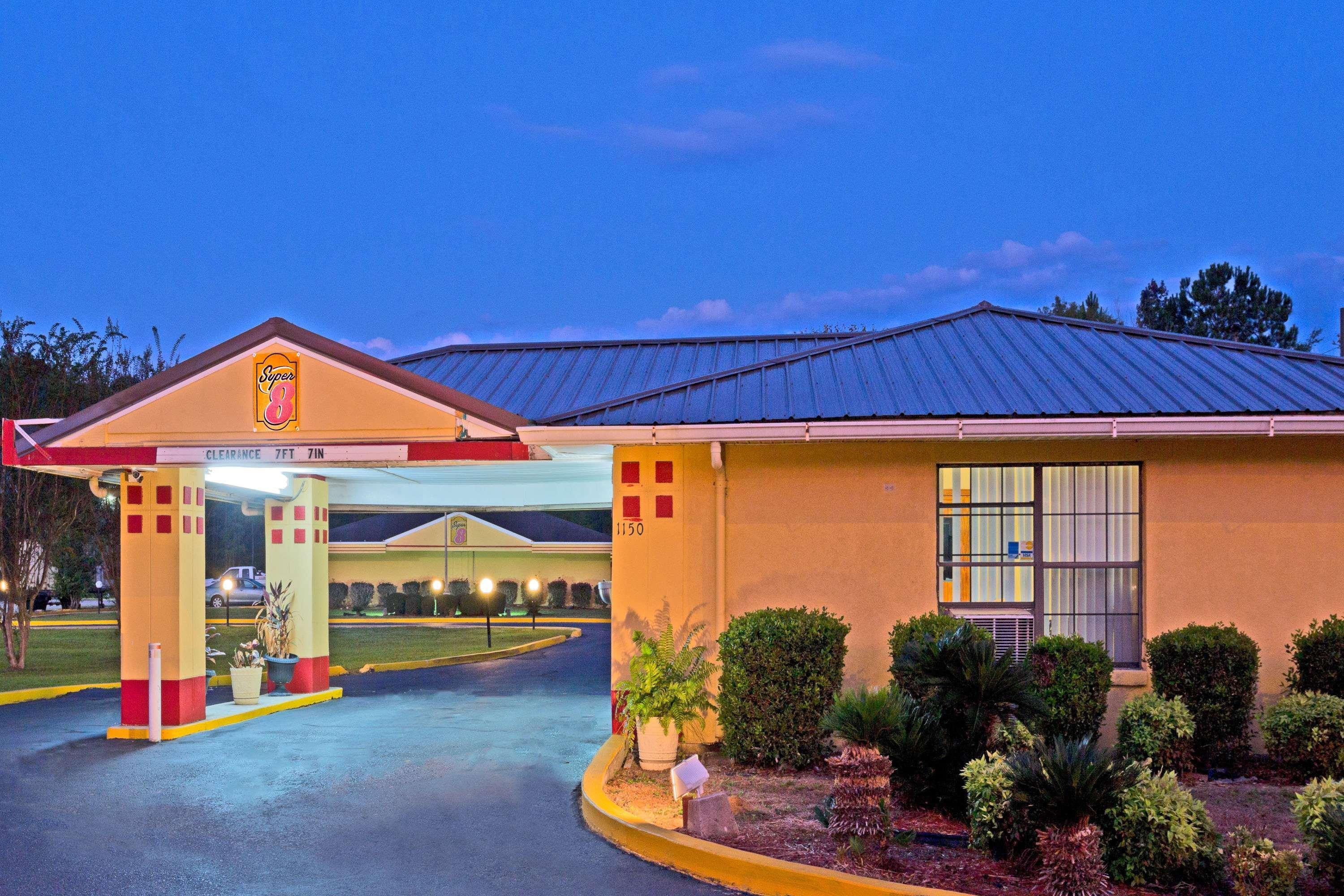 Super 8 By Wyndham Chipley Hotel Exterior photo